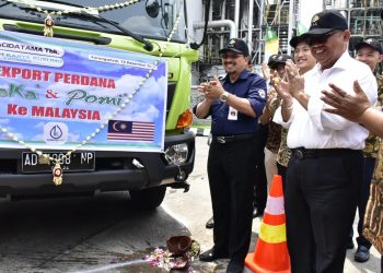 Kementan Lepas Ekspor Perdana 10.000 Liter Pupuk Organik ke Malaysia