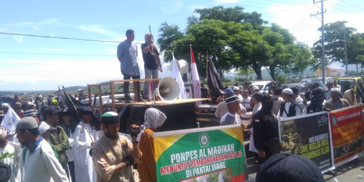 Patung di Pantai Wane Dinilai Melanggar Motto Bima Ramah dan Religius, 250 Anggota FUI Kepung Kantor Bupati Bima