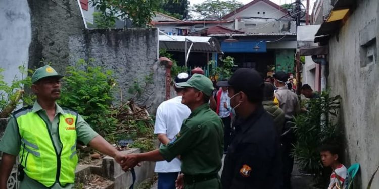 Warga Kelurahan Mekarjaya Temukan Mayat Dalam Keadaan Membusuk