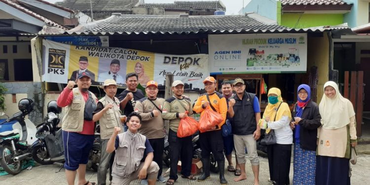 Relawan PKS Depok Bantu Korban Banjir Duren Mekar