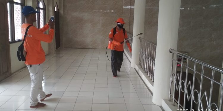 Aksi Nyata KSD dan KBA Semprotkan Disinfektan Serta Bagikan APD Dalam Mencegah Corona