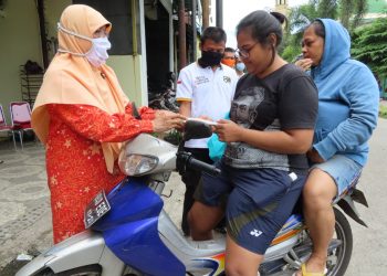 Nur Azizah Tamhid dan IBH Bagaikan Masker dan Hand Sanitizer Gratis Dengan Mendatangi Langsung Warga