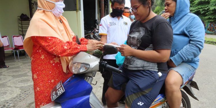 Nur Azizah Tamhid dan IBH Bagaikan Masker dan Hand Sanitizer Gratis Dengan Mendatangi Langsung Warga