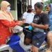 Nur Azizah Tamhid dan IBH Bagaikan Masker dan Hand Sanitizer Gratis Dengan Mendatangi Langsung Warga