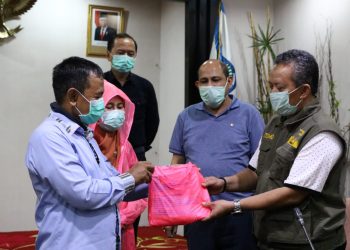 APD di Kota Depok Kurang, Fraksi PKS Berikan 500 Jas Hujan Untuk Tenaga Medis