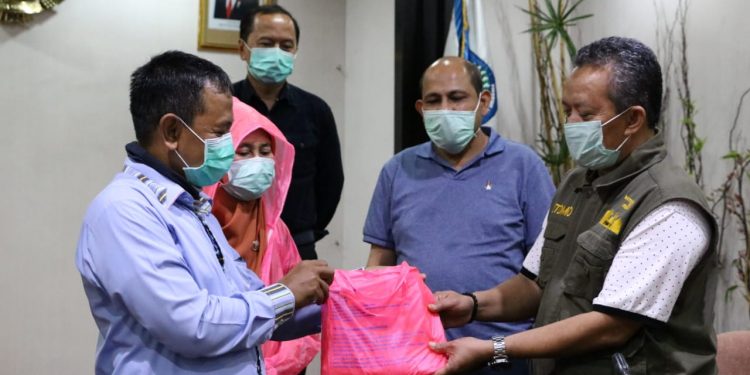 APD di Kota Depok Kurang, Fraksi PKS Berikan 500 Jas Hujan Untuk Tenaga Medis