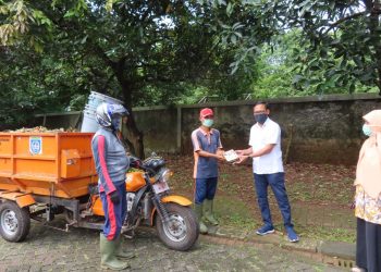 Cegah Corona,Nur Azizah Tamhid Serahkan APD Ke Petugas Pengambil Sampah