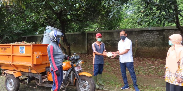 Cegah Corona,Nur Azizah Tamhid Serahkan APD Ke Petugas Pengambil Sampah