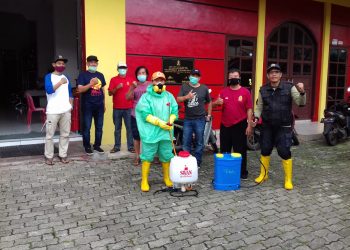 Nur Azizah Tamhid Kirim Tim Penyemprotan Disinfektan Di Lintan Cisalak Pasar