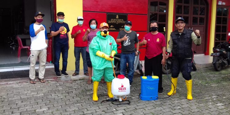 Nur Azizah Tamhid Kirim Tim Penyemprotan Disinfektan Di Lintan Cisalak Pasar