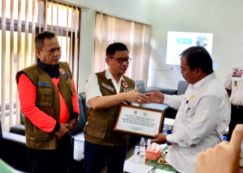 Ace Hasan Salurkan Bantuan Perahu Karet Saat Tinjau Desa Terdampak Banjir