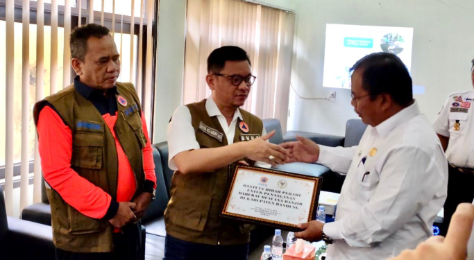 Ace Hasan Salurkan Bantuan Perahu Karet Saat Tinjau Desa Terdampak Banjir