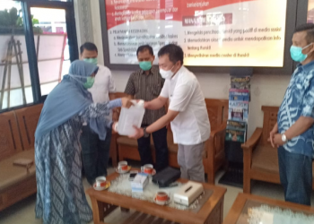 Anggota FPKS Berikan Bantuan Masker dan Hand Sanitizer ke RS Polri Kramat Jati