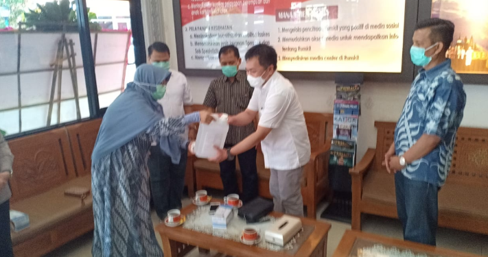 Anggota FPKS Berikan Bantuan Masker dan Hand Sanitizer ke RS Polri Kramat Jati