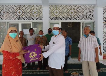 Nur Azizah Tamhid Serahkan APD dan Laksanakan Penyemprotan Disinfektan Masjid di Tugu