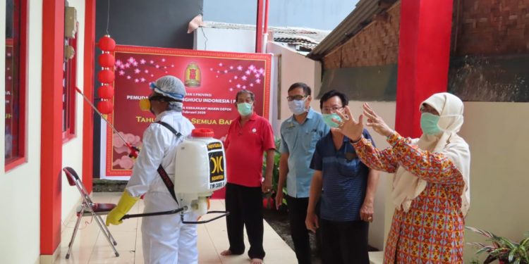 Kunjungi Kong Miao Genta Kebajikan, Nur Azizah Tamhid Serahkan APD dan Laksanakan Penyemprotan Disinfektan