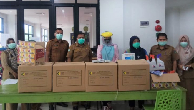 Antar Bantuan ke Rumah Isolasi