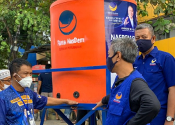NasDem Sulteng Pasang Tandon Air di Palu