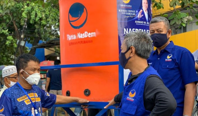 NasDem Sulteng Pasang Tandon Air di Palu