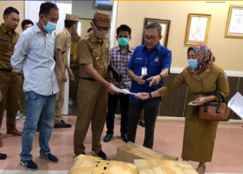 Bantuan Rachmad Gobel Diterima Bupati Pohuwato