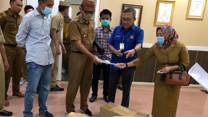 Bantuan Rachmad Gobel Diterima Bupati Pohuwato