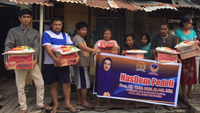 Bagikan Sembako dan Masker