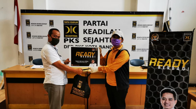 Cegah Covid 19, Aleg PKS Berikan Bantuan Masker ke Pedagang Pasar