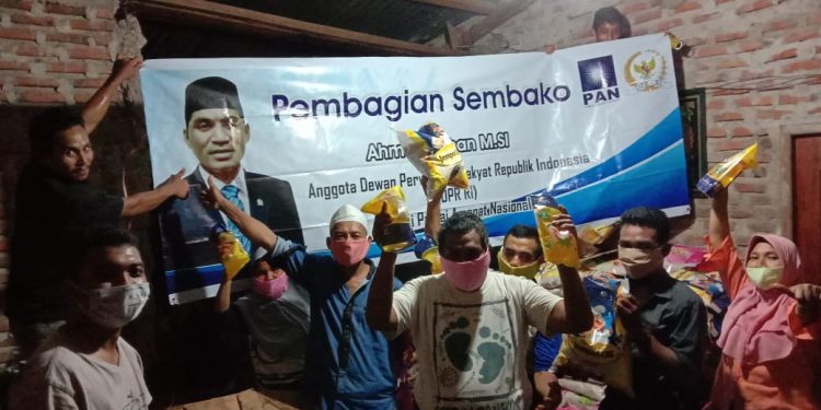 Ahmad Yohan Menyalurkan Bansos Sembako di Kab. Ngada