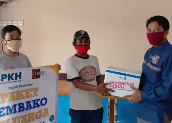 Anggota DPRD Fraksi PKS Bagikan 50 Paket Sembako Kepada Warga Terdampak Covid-19