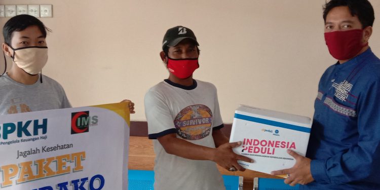Anggota DPRD Fraksi PKS Bagikan 50 Paket Sembako Kepada Warga Terdampak Covid-19