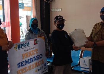 Sekda Kota Depok Bagikan 50 Paket Sembako Dari BPKH
