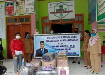 Ahmad Yohan Anggota DPR RI Dapil NTT 1 ; Menyerahkan APD di Puskesmas dan Rumah Sakit di Kab. Mabar