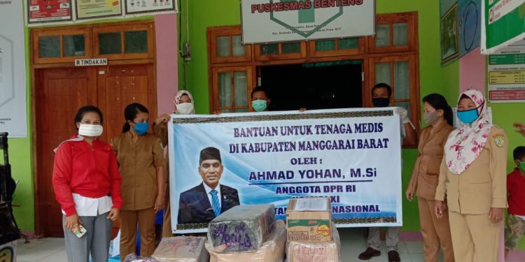 Ahmad Yohan Anggota DPR RI Dapil NTT 1 ; Menyerahkan APD di Puskesmas dan Rumah Sakit di Kab. Mabar