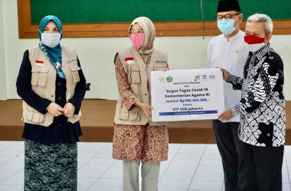 Bantu Mahasiswa Terdampak Covid-19, Ace Hasan Berzakat & Salurkan Bantuan Melalui STF UIN Jakarta