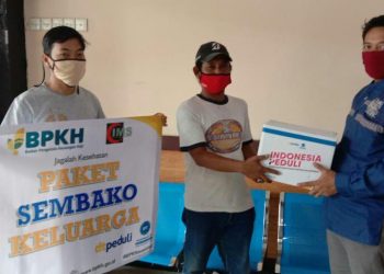Anggota DPRD Fraksi PKS Bagikan 50 Paket Sembako Kepada Warga Terdampak Covid-19