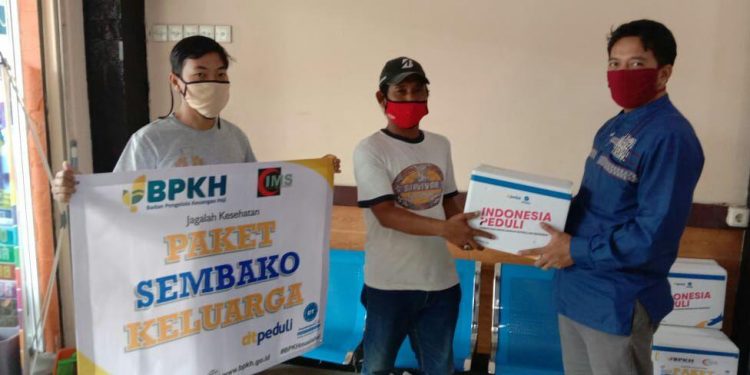 Anggota DPRD Fraksi PKS Bagikan 50 Paket Sembako Kepada Warga Terdampak Covid-19