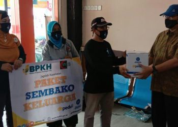 Anggota DPRD Fraksi PKS Bagikan 50 Paket Sembako Kepada Warga Terdampak Covid-19