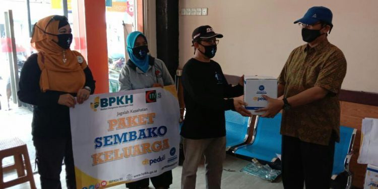 Anggota DPRD Fraksi PKS Bagikan 50 Paket Sembako Kepada Warga Terdampak Covid-19