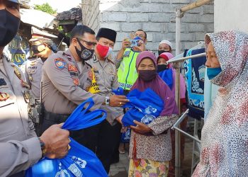 HUT BHAYANGKARA KE 74, Polda NTB Bersama Bhabinkamtibmas Taman Ayu “Dor to Dor” Menyalurkan Sembako