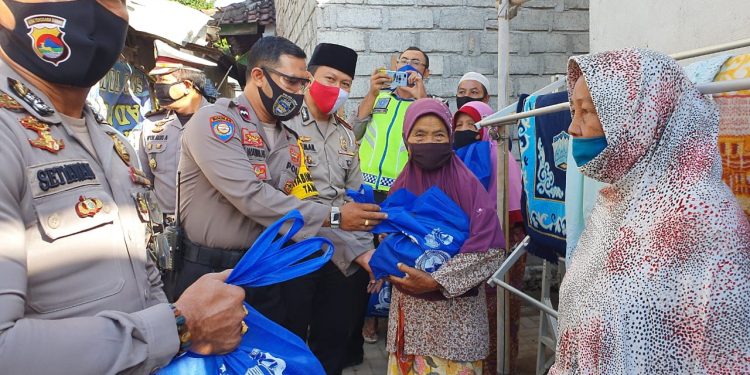HUT BHAYANGKARA KE 74, Polda NTB Bersama Bhabinkamtibmas Taman Ayu “Dor to Dor” Menyalurkan Sembako