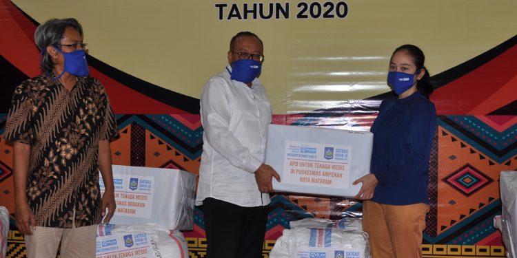 Dukung Percepatan Penanganan COVID-19,YPII NTB Sumbang APD Ke Gugus Tugas Percepatan Penanganan COVID-19