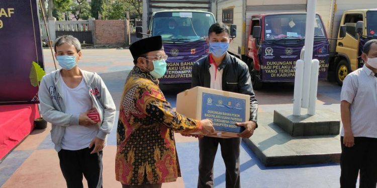 Penyaluran Bahan Pangan Pokok Bagi Pelaku Usaha PAREKRAF Yang Terdampak Pendemi COVID-19 di Kabupaten Bogor