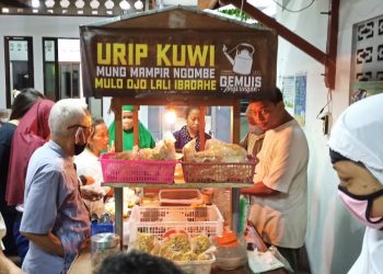 JAJAN DI ANGKRINGAN GEMUIS BAYAR SEPAROH HARGA