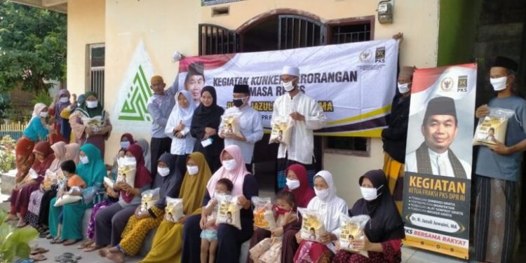 Jazuli Juwaini Kembali Bagikan Sembako Dan Masker Bagi Warga Pabuaran