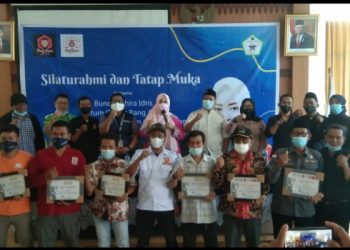 Fahira Idris dan Ormas Bang Japar Beri Piagam Penghargaan dan Santuni Yatim/Piatu